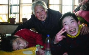 6旬女子照顾两名瘫痪女儿30年