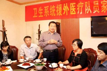 新闻组照：保定卫生系统举行援外队员及家属座谈会