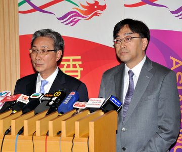 梁智仁任医管局主席