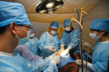 中国国际救援队流动医院在巴成功实施首例外科手术