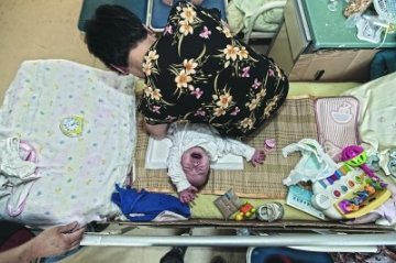 男婴出生无肛门被遗弃 13名80后“妈妈”救助