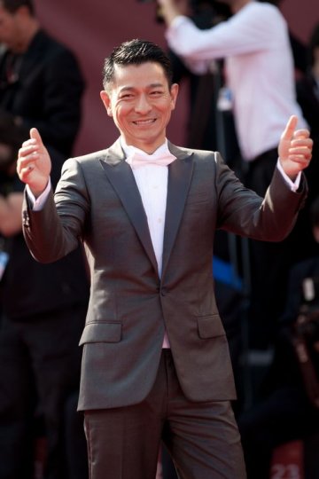 半百刘德华穿西装配球鞋