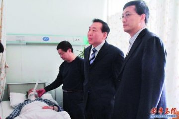 数十患者家属到医院烧纸与保安发生冲突