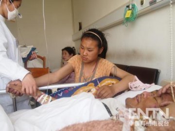 父亲送钱途中出车祸 重病少女推迟手术出院照顾