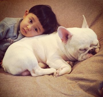孩子超萌照：小孩与狗