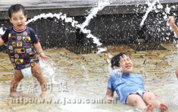 日本儿童在水中嬉戏