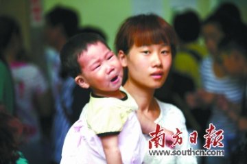 暑期伊始学生“挤爆”医院门诊 盲目跟风切包皮