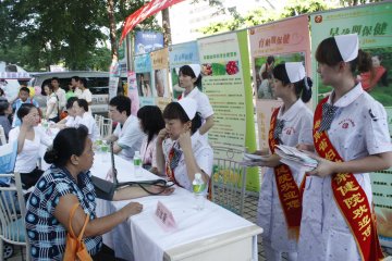 海南开展科技活动月妇幼保健宣传