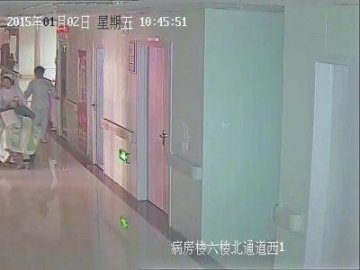 孕妇产子被要求先做B超 婴儿出生被倒悬拖行