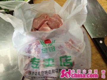 青岛金锣专卖店被指拿肉当排骨卖 每斤贵8元