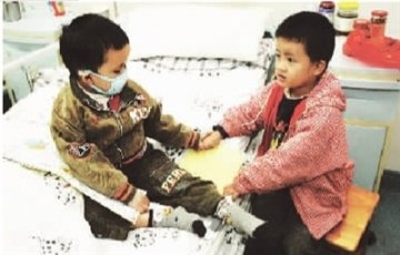5岁双胞胎弟弟患白血病 哥哥守在旁边教儿歌
