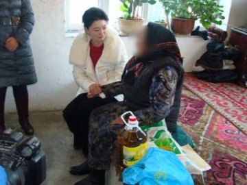 新疆伊宁市疾控中心慰问艾滋病致孤儿童家庭