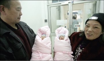 56岁高龄产妇顺利生下健康龙凤胎