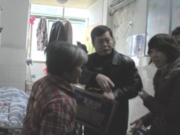 副县长陈可勇一行走访慰问医院住院病人