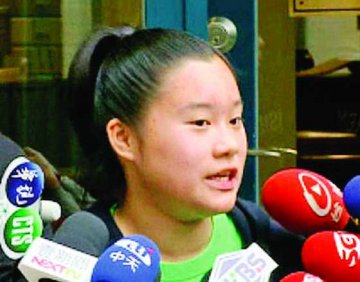 初二女生CPR急救车祸伤者