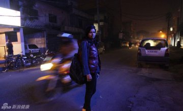 7.Sheetal下班走出办公室