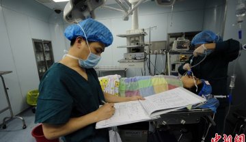 探访：重庆医院里的男护士