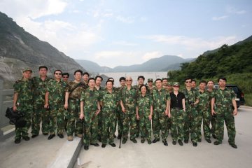 第三军医大学大坪医院黄旭东院所长、王正国院士率创伤专家团赴四川地震灾区调研