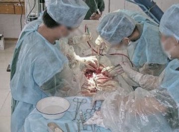 人体探秘：实拍剖腹产震撼生产过程