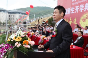 我校隆重举行2013级新生开学典礼暨军训汇报表演