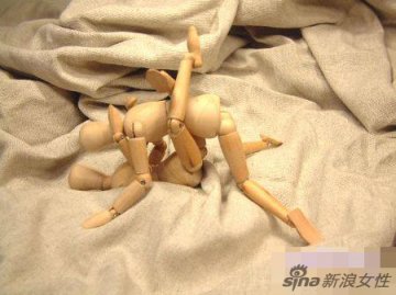 牛人用木偶示范性爱体位