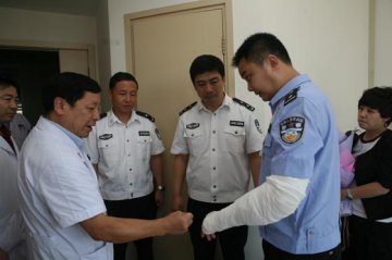 北京勇斗劫匪的英雄警官张帆痊愈出院