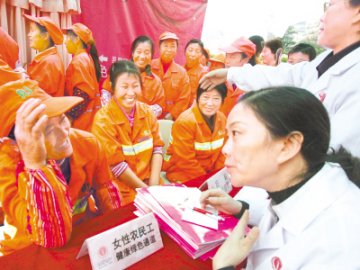 为女农民工传授卫生知识