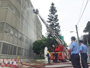 山顶精神科“火警” 卫生消防两局齐演练