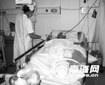 情侣遭遇车祸被撞断腿 男方父亲先救未来儿媳
