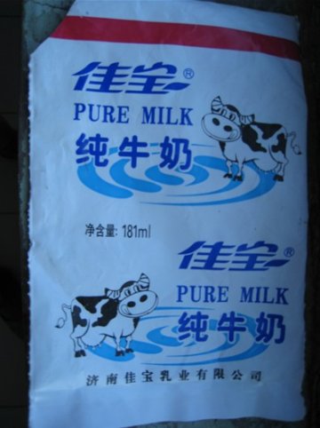 佳宝纯牛奶散发刺鼻塑料味 厂家称全因天热属正常现象