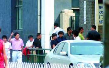 医院替人排队族低价抢客 自称不是号贩子