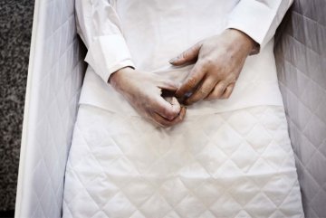 女摄影师照片记录人类死亡历程