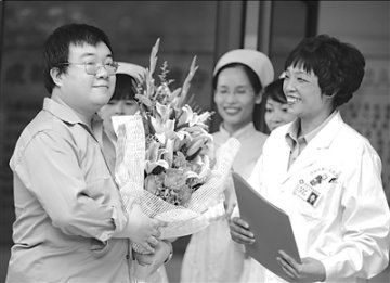 成都甲型流感患者治愈出院 院方称不会有后遗症