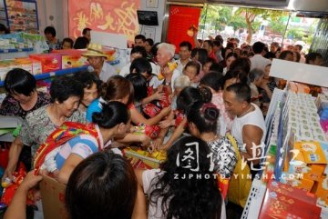 药店开业：顾客为“惠利”排长队