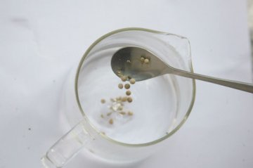 店主出售面粉掺泥巴所制假胡椒 称吃不死人