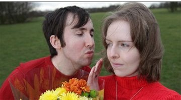 英国一女子对水过敏不能洗澡流泪亲吻