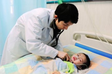 苹果吸入气管引发危重病症 军医妙手回春让其转危为安