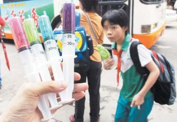 针筒麦芽糖疑来自医疗垃圾 颜色多样吸引学生