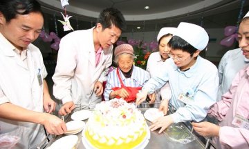永川：灾区老太喜过百岁生日