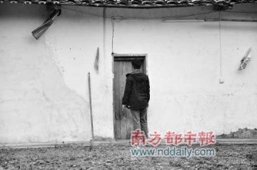 富二代喝止咳水上瘾 父母深山建房圈禁逼其戒毒