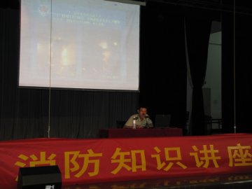 我校举办2012年上半年消防安全演练