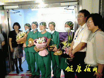 医院动态：带着鲜花与巧克力，院领导与护士们欢度节日