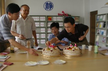 人文社会科学部开展集体生日活动