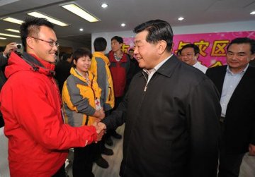 贾庆林看望台湾医疗救援队成员