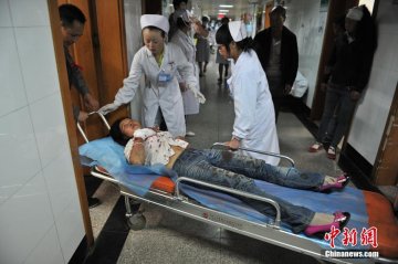 云南“8.03”地震伤员接受救治