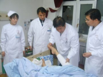 20岁小伙出车祸成植物人1年后苏醒