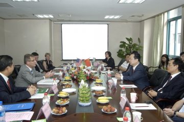 美国麻省州立大学医学院专家访问同济医院