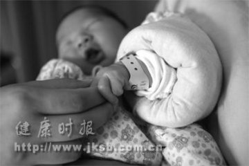 患者带彩色腕带 医护察颜观色