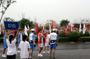 大坪医院汶川前线医疗队员廖素梅、灾区伤员刘刚均参加奥运火炬传递