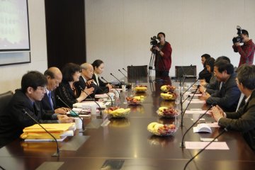台湾立夫医药研究文教基金会董事长陈林颖曾女士访问我校